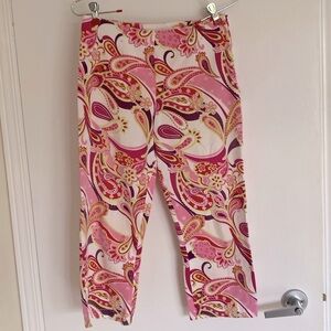 FRENCH LAUNDRY, Cotton/Lycra pink multi colour side zipper Capri Pants. Size 5/6